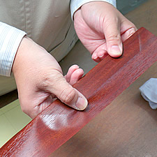 （4）シートを指で押さえながら、貼っていきます。
